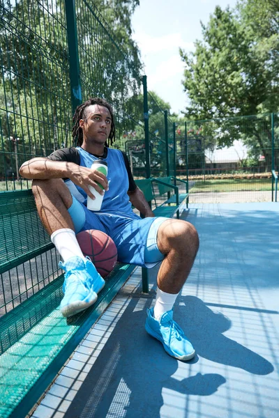 Joven Con Rastas Uniforme Azul Sentado Banco Después Jugar Baloncesto —  Fotos de Stock