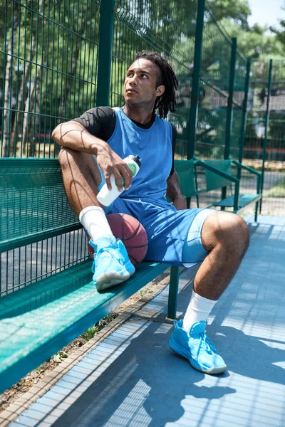 Joven Con Rastas Uniforme Azul Sentado Banco Después Jugar Baloncesto —  Fotos de Stock