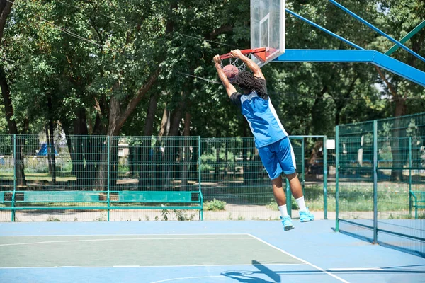 Imagen Dinámica Del Joven Jugador Baloncesto Movimiento Lanzando Pelota Canasta —  Fotos de Stock
