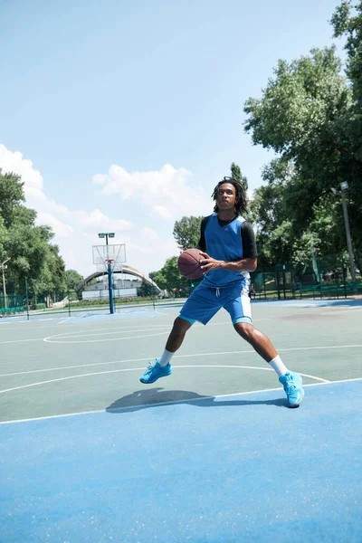 Jovem Atleta Treinamento Uniforme Azul Jogando Basquete Livre Dia Quente — Fotografia de Stock