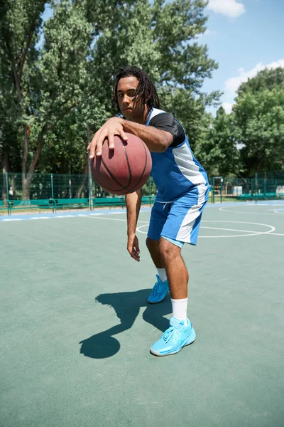 Hombre Joven Atleta Uniforme Azul Entrenamiento Jugando Baloncesto Aire Libre —  Fotos de Stock