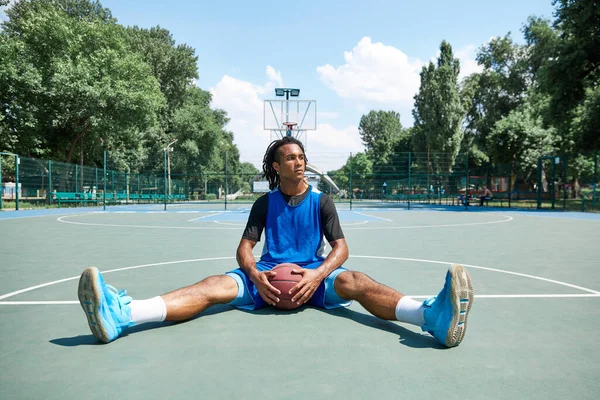 Jovem Uniforme Azul Jogador Basquete Sentado Descansando Após Jogo Campo — Fotografia de Stock