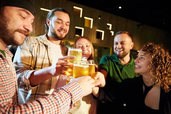 Giovani Amici Che Incontrano Pub Bevono Birra Guardano Partite Sportive — Foto Stock