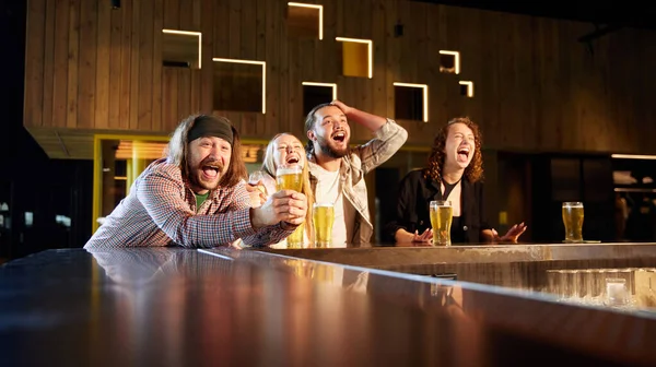 Giovani Emotivi Amici Appassionati Sport Che Visitano Bar Bevono Birra — Foto Stock