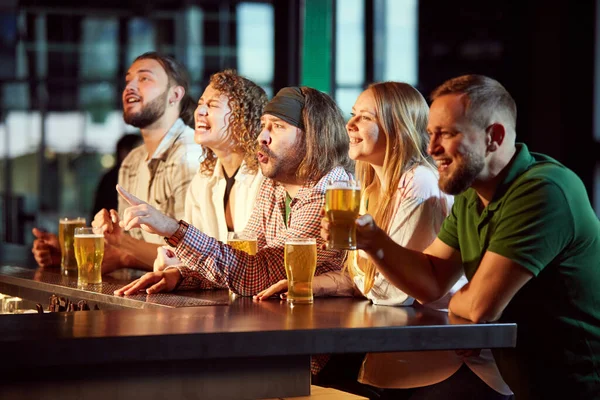 快乐的人 朋友们坐在酒吧里 专心观看足球比赛的翻译 喝啤酒 体育竞赛的概念 业余爱好 生活方式 人类情感 — 图库照片