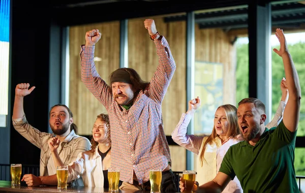 Excited Young Men Women Friends Meeting Pub Bar Watching Online — Stock Photo, Image