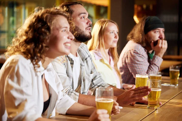 体育迷 朋友们坐在酒吧 在线观看足球比赛的翻译 喝啤酒 为球队欢呼 体育竞赛的概念 业余爱好 生活方式 人类情感 — 图库照片