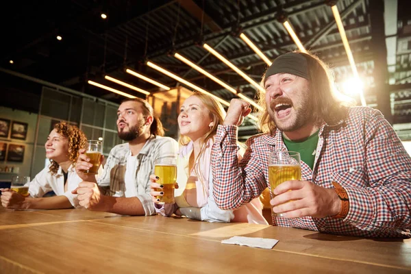 Excited Sports Fans Friends Meeting Pub Drinking Beer Watching Football — Stock Photo, Image
