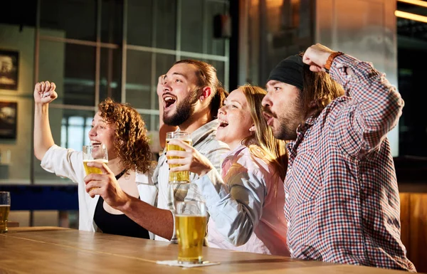 Jeunes Hommes Femmes Excités Amis Réunissant Pub Bar Regarder Traduction — Photo
