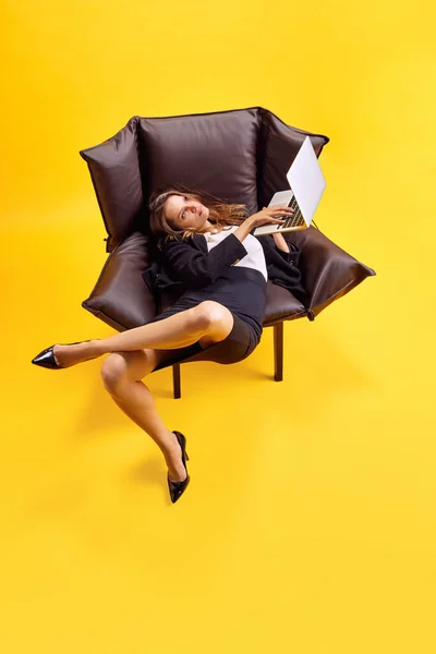 Молодая Деловая Женщина Лежит Кресле Неудобном Положении Работает Ноутбуке Ярко — стоковое фото