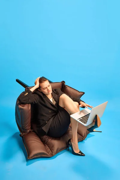 Pracownik Kobieta Siedząca Upadłym Fotelu Dziwnej Niewygodnej Pozie Pracująca Laptopie — Zdjęcie stockowe