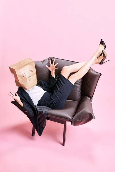 Stres Pracy Kobieta Siedząca Papierową Torbą Głowie Pracująca Laptopie Różowym — Zdjęcie stockowe