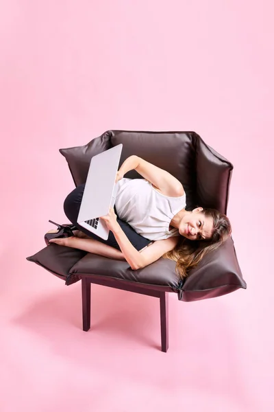 Bizneswoman Leżąca Niewygodnym Dziwnym Położeniu Fotelu Czująca Się Podrażniona Pracująca — Zdjęcie stockowe