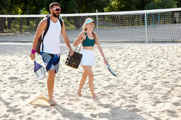 따뜻한 해변에서 테니스를 하려고 남자와 테니스 장비를 스포츠웨어에 스포츠 젊은이 — 스톡 사진