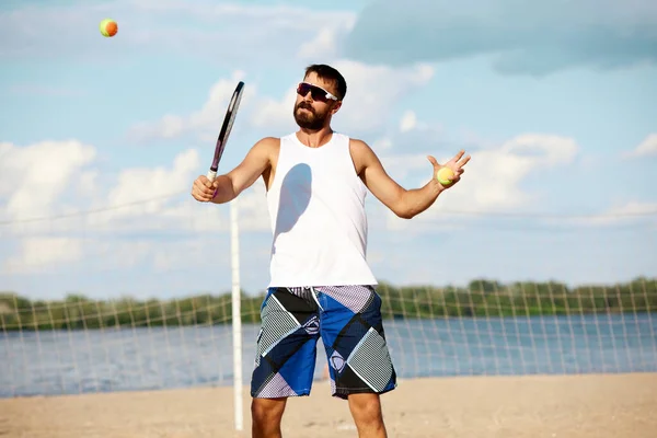 Joven Hombre Musculoso Gafas Sol Pie Playa Cerca Red Jugando — Foto de Stock