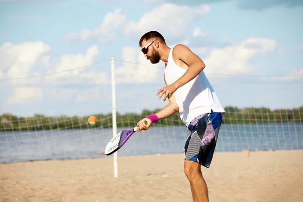Joven Hombre Musculoso Gafas Sol Pie Playa Cerca Red Jugando — Foto de Stock