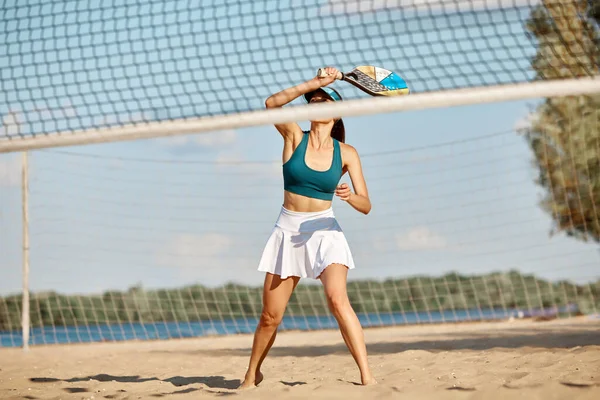 Молодая Женщина Играет Теннис Бьет Мячу Ракеткой Открытый Тренировки Пляже — стоковое фото