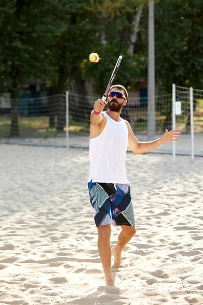 Imagen Completa Joven Barbudo Con Gafas Sol Jugando Tenis Playa — Foto de Stock