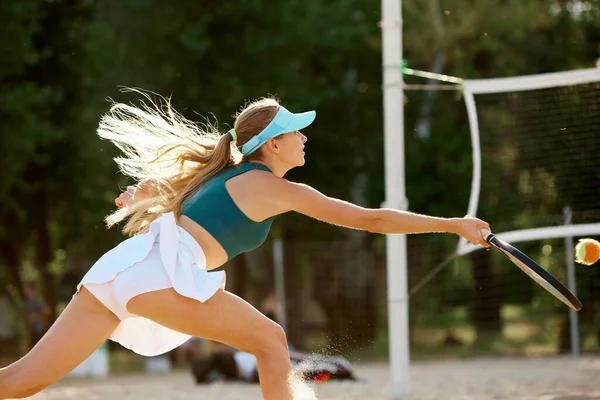 Imagem Dinâmica Mulher Jovem Jogador Tênis Profissional Durante Jogo Praia — Fotografia de Stock