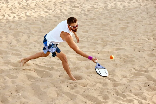 Imagen Dinámica Del Joven Jugando Tenis Playa Golpeando Pelota Con — Foto de Stock
