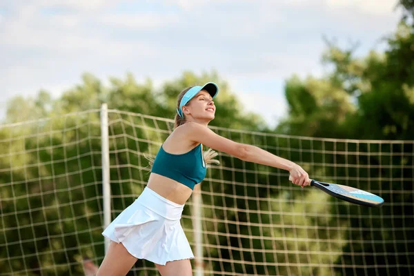 Young Woman Standing Beach Playing Paddle Tennis Warm Summer Day — Stock Photo, Image