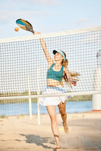 Imagem Dinâmica Jovem Mulher Jogando Tênis Batendo Bola Com Raquete — Fotografia de Stock