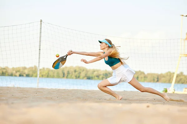 Молодая Женщина Играет Пляжный Теннис Бьет Мячу Ракеткой Падает Открытый — стоковое фото
