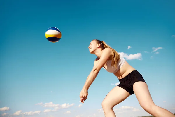 在温暖的夏天 年轻的女运动员在室外打沙滩排球 用手击球 集中精神体育概念 积极健康的生活方式 业余爱好 — 图库照片