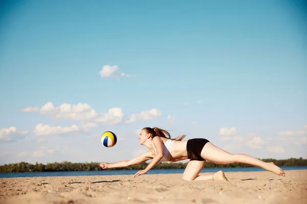 Соревновательная Молодая Спортсменка Играет Пляжный Волейбол Бьет Мячу Руками Падает — стоковое фото