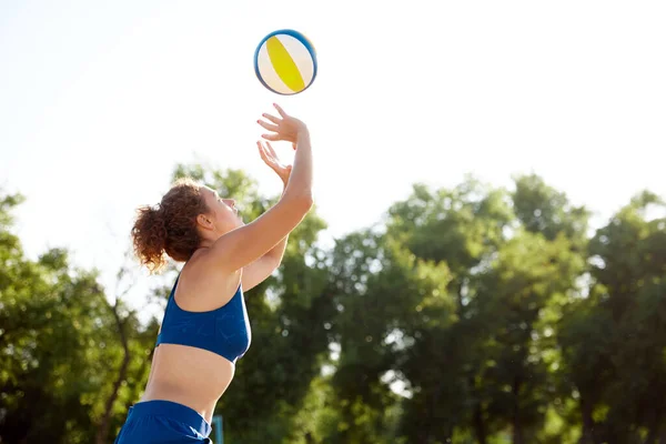 Mujer Joven Jugando Voleibol Playa Día Soleado Sirviendo Pelota Con — Foto de Stock