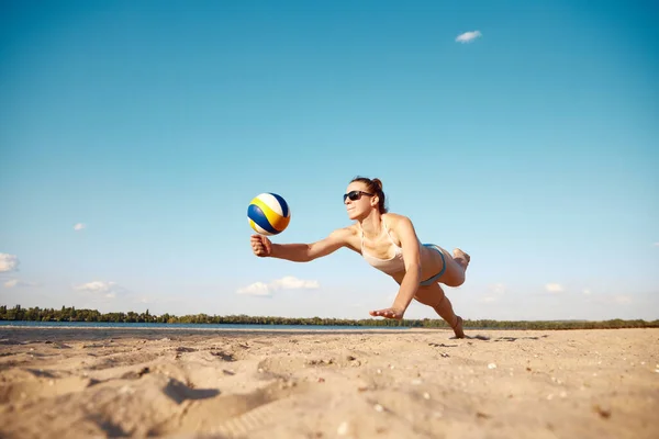 Динамичный Образ Молодой Женщины Движении Играющей Пляжный Волейбол Бьющей Мячу — стоковое фото