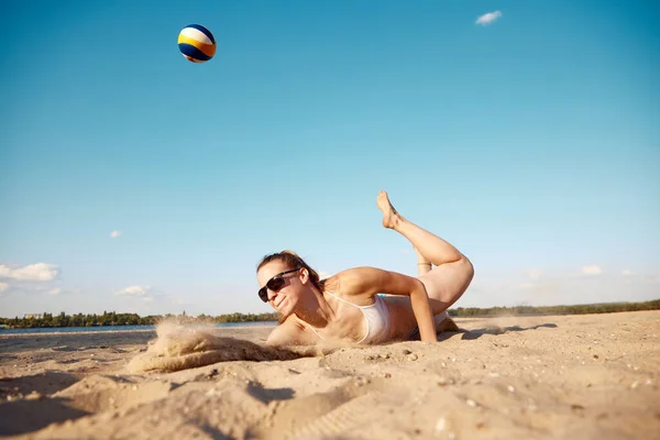 Динамичный Образ Молодой Женщины Движении Играющей Пляжный Волейбол Бьющей Мячу — стоковое фото