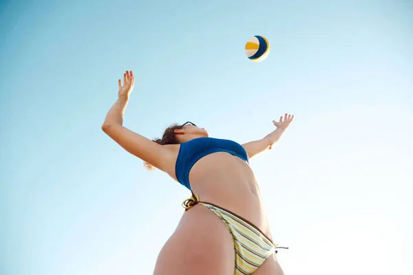 动态的底部视图图像年轻的女运动员打沙滩排球 在空中跳球背景 体育概念 积极健康的生活方式 业余爱好 — 图库照片