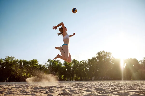 水着のアスレチックな女性 ヤングナスは 川の近くの砂の上のビーチバレーボールをする 新鮮な空気とトレーニング スポーツ アクティブで健康的なライフスタイル 夏時間 広告のコンセプト — ストック写真