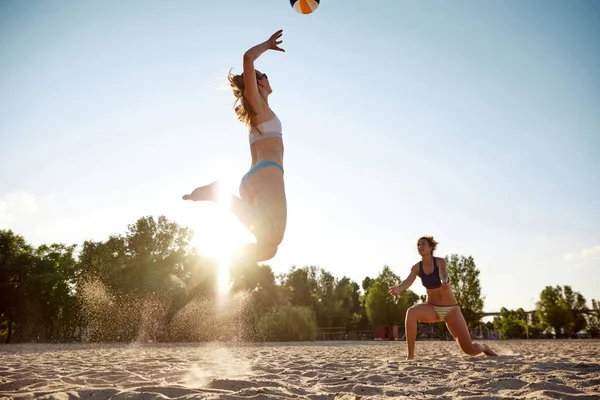 Duas Mulheres Amigas Jogar Vôlei Praia Livre Dia Quente Verão — Fotografia de Stock
