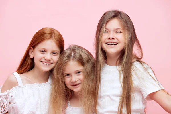 Portrait Belles Filles Enfants Posant Avec Sourire Joyeux Sur Fond — Photo