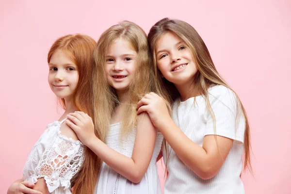 Belles Petites Filles Sœurs Enfants Posant Avec Sourire Sur Fond — Photo