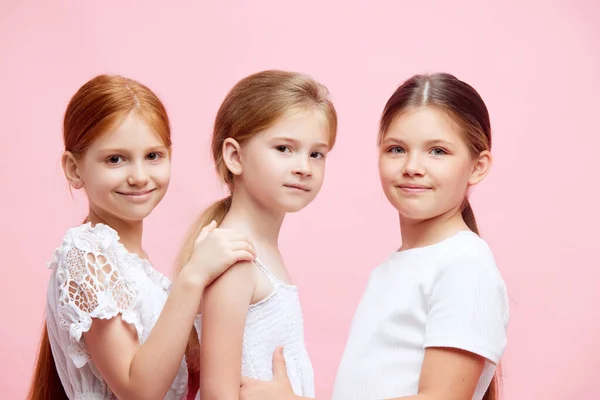 Портрет Красивих Трьох Маленьких Дівчат Дітей Білому Одязі Хвостом Позує — стокове фото