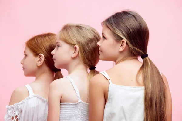 Rückseite Porträt Der Schönen Drei Kleinen Mädchen Kinder Weißen Kleidern — Stockfoto