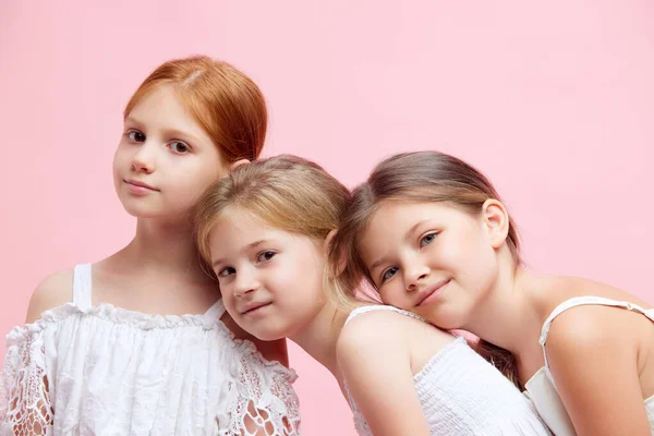 Tři Krásné Roztomilé Holčičky Děti Culících Bílých Šatech Dívající Kameru — Stock fotografie