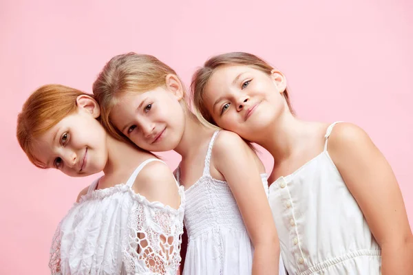 Porträt Schöner Kleiner Mädchen Kinder Die Gemeinsam Vor Rosa Studiohintergrund — Stockfoto
