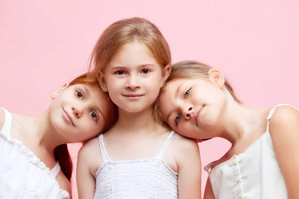 Porträt Schöner Kleiner Mädchen Kinder Die Gemeinsam Vor Rosa Studiohintergrund — Stockfoto