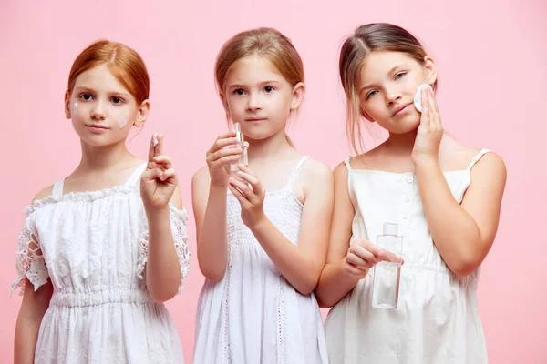 Porträt Attraktiver Niedlicher Kleiner Kinder Mädchen Die Gesichtspflegeprodukte Vor Rosa — Stockfoto