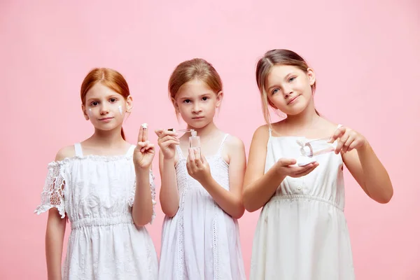 Hübsche Kleine Mädchen Kinder Mit Natürlichen Kosmetischen Gesichtsprodukten Für Kinder — Stockfoto
