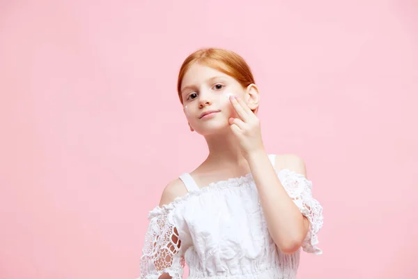 Portrét Malé Zrzavé Dívky Dítě Aplikující Obličej Hydratační Krém Růžové — Stock fotografie