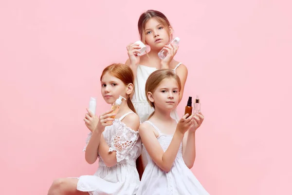 Schöne Süße Kleine Mädchen Kinder Weißen Kleidern Entwerfen Mit Organischen — Stockfoto