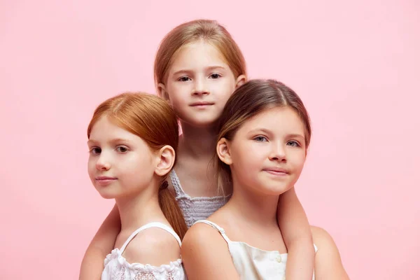 Drei Wunderschöne Kleine Mädchen Kinder Weißen Kleidern Die Eng Beieinander — Stockfoto
