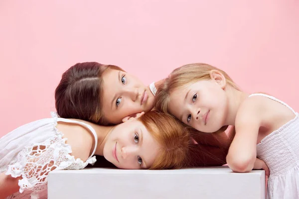 小さな美しい子供たちの肖像画 ピンクのスタジオの背景と一緒にポーズする少女たち ウェルビング スキンケア 幼少期 化粧品 オーガニック製品 広告のコンセプト — ストック写真