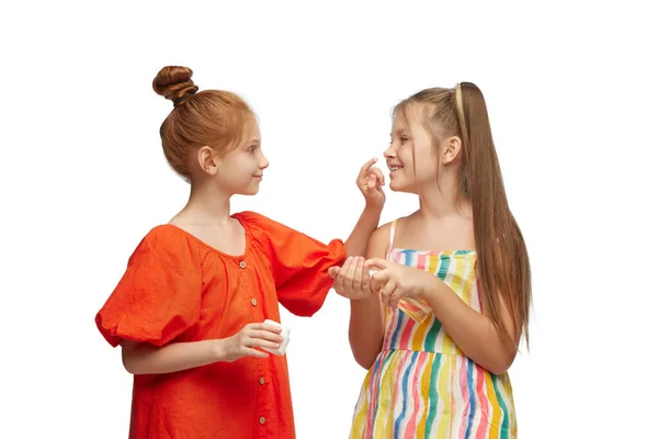 Маленькие Девочки Дети Ухаживающие Кожей Нанесение Крема Лица Белый Студийный — стоковое фото