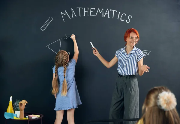Menina Criança Quadro Desenho Triângulo Fazendo Tarefas Matemática Com Professor — Fotografia de Stock